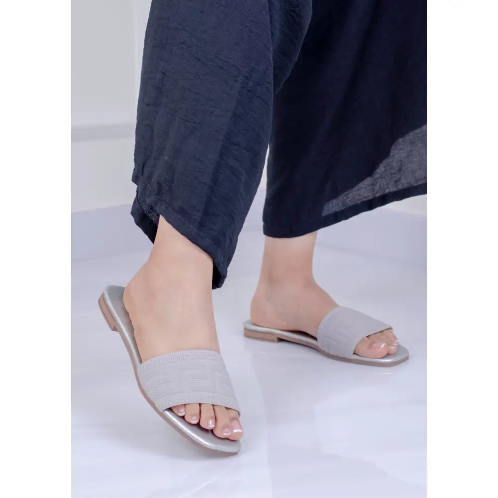 Sandalia Plana Contemporanea – Versatibilidad y Estilo | LP499