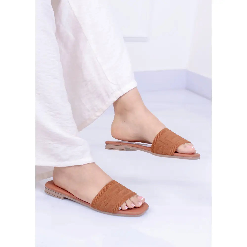 Sandalia Plana Contemporanea – Versatibilidad y Estilo | LP499