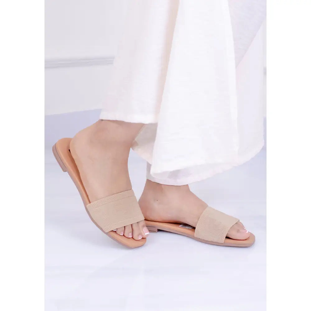 Sandalia Plana Contemporanea – Versatibilidad y Estilo | LP499