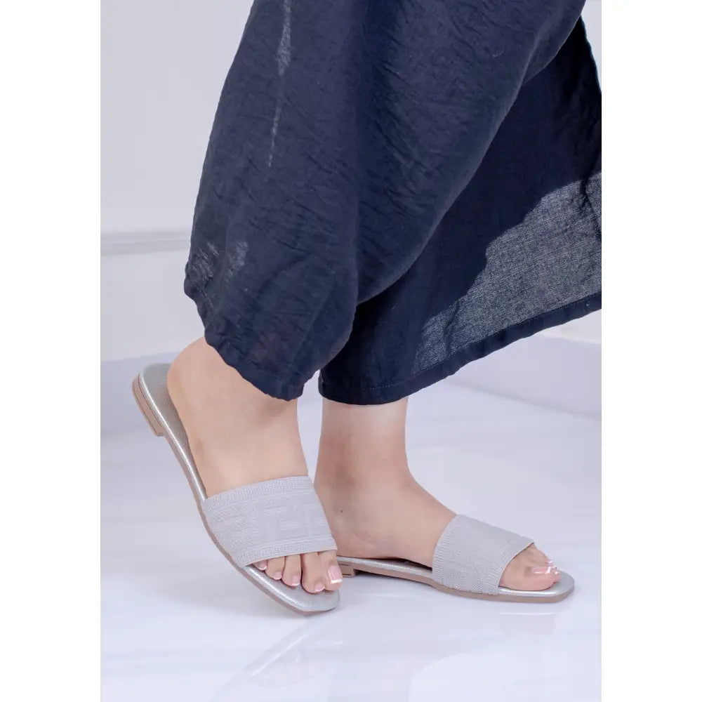 Sandalia Plana Contemporanea – Versatibilidad y Estilo | LP499