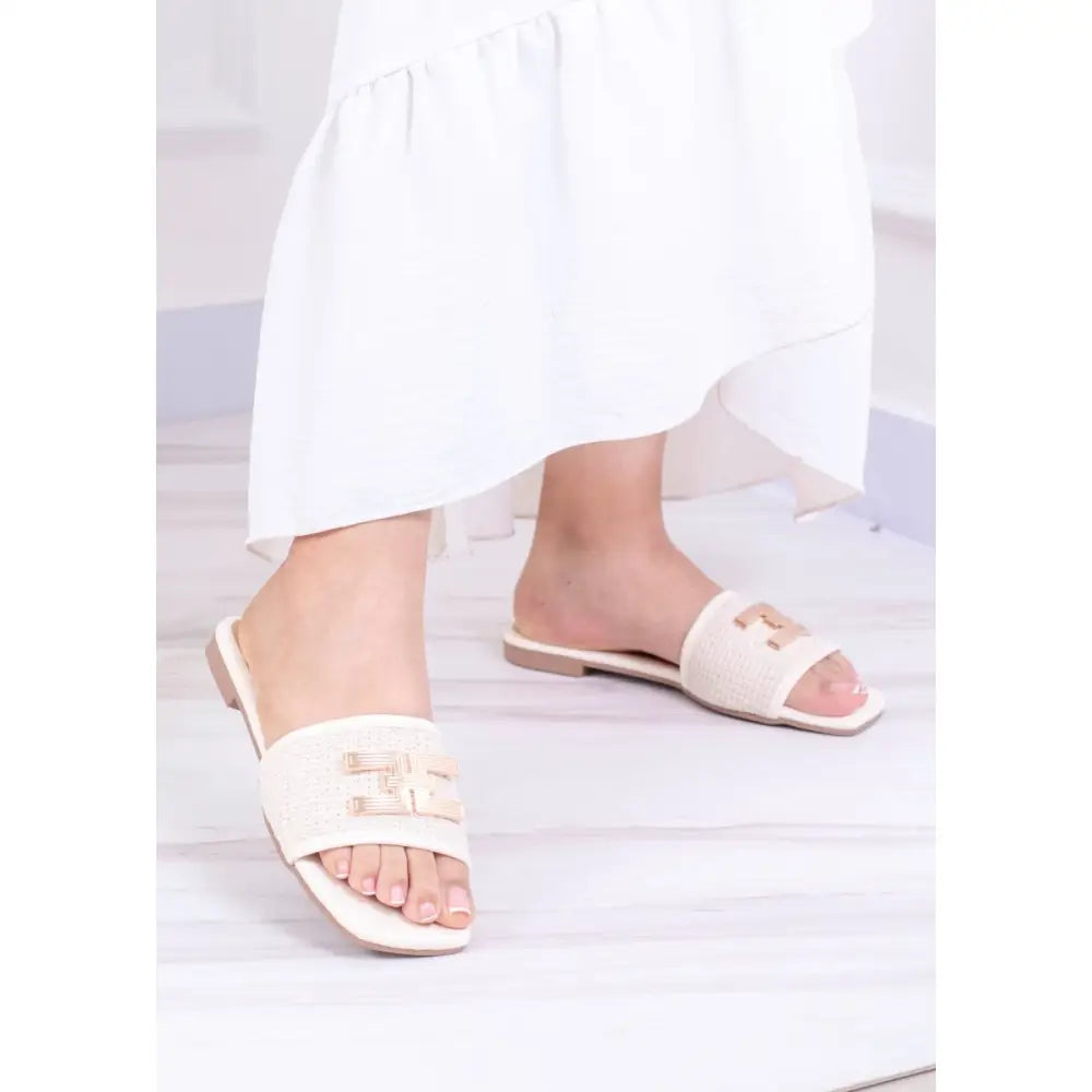 Sandalias planas beige con aplique dorado Elegancia y Comodidad BE3012