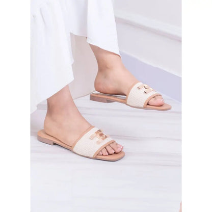 Sandalias planas en tonos beige y marrón con aplique dorado, modelo BE3012