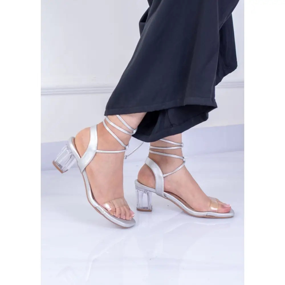 Sandalias de Tacón Transparente con Lazos en plata, elegantes y versátiles