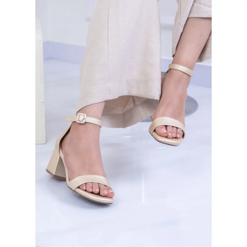 Tacón Elegante con Pulsera y Acabado Brillante en color beige, stilettos cómodos
