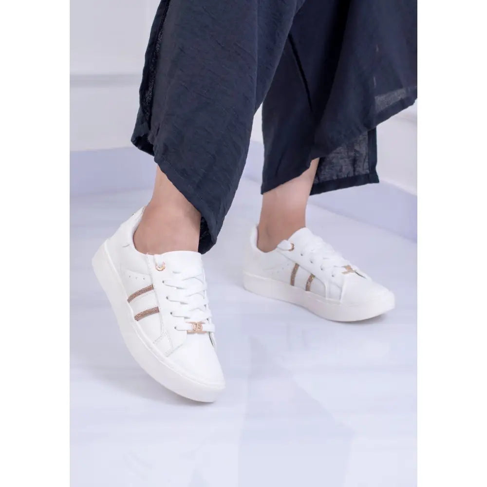 Tenis con Detalles Metálicos Cómodos Urbanos y Versátiles – JF0125