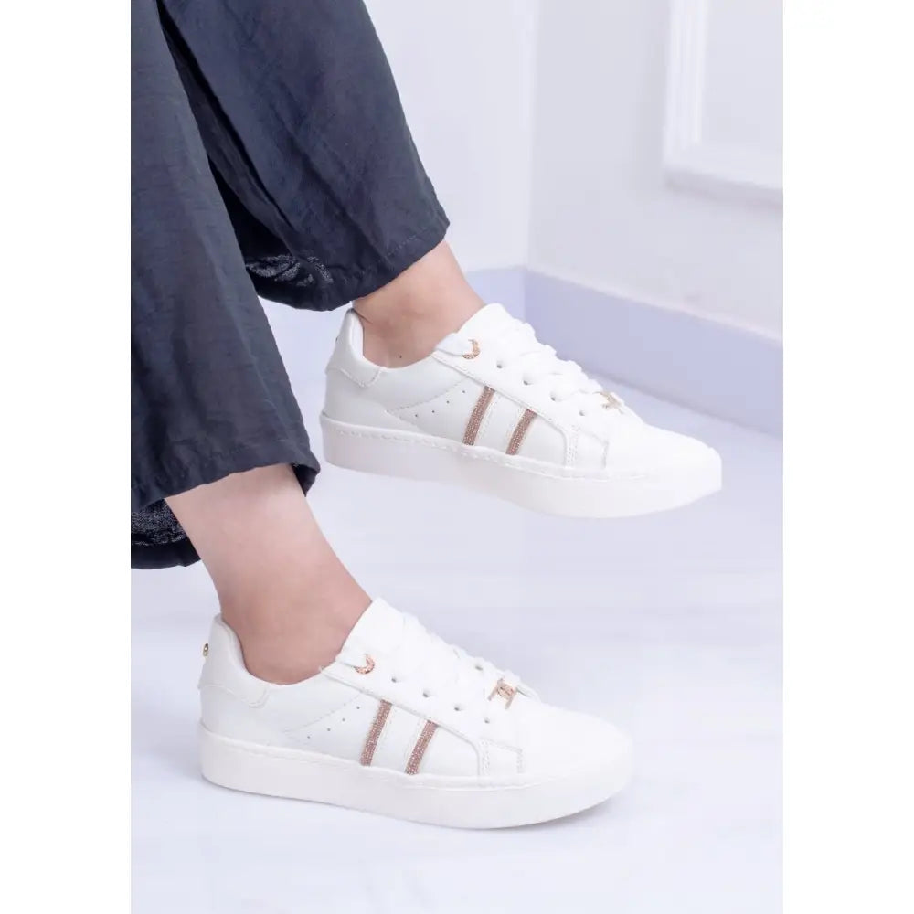 Tenis con Detalles Metálicos Cómodos Urbanos y Versátiles – JF0125
