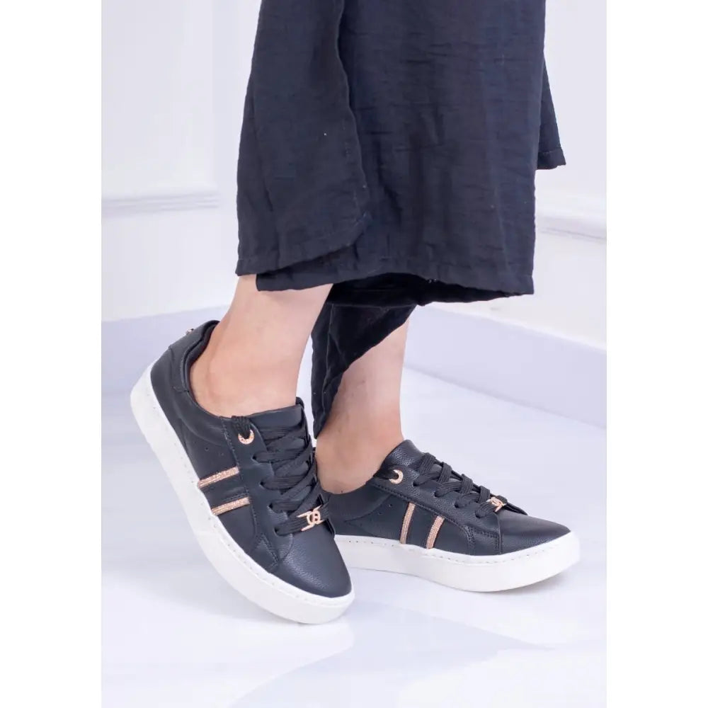 Tenis con Detalles Metálicos Cómodos Urbanos y Versátiles – JF0125