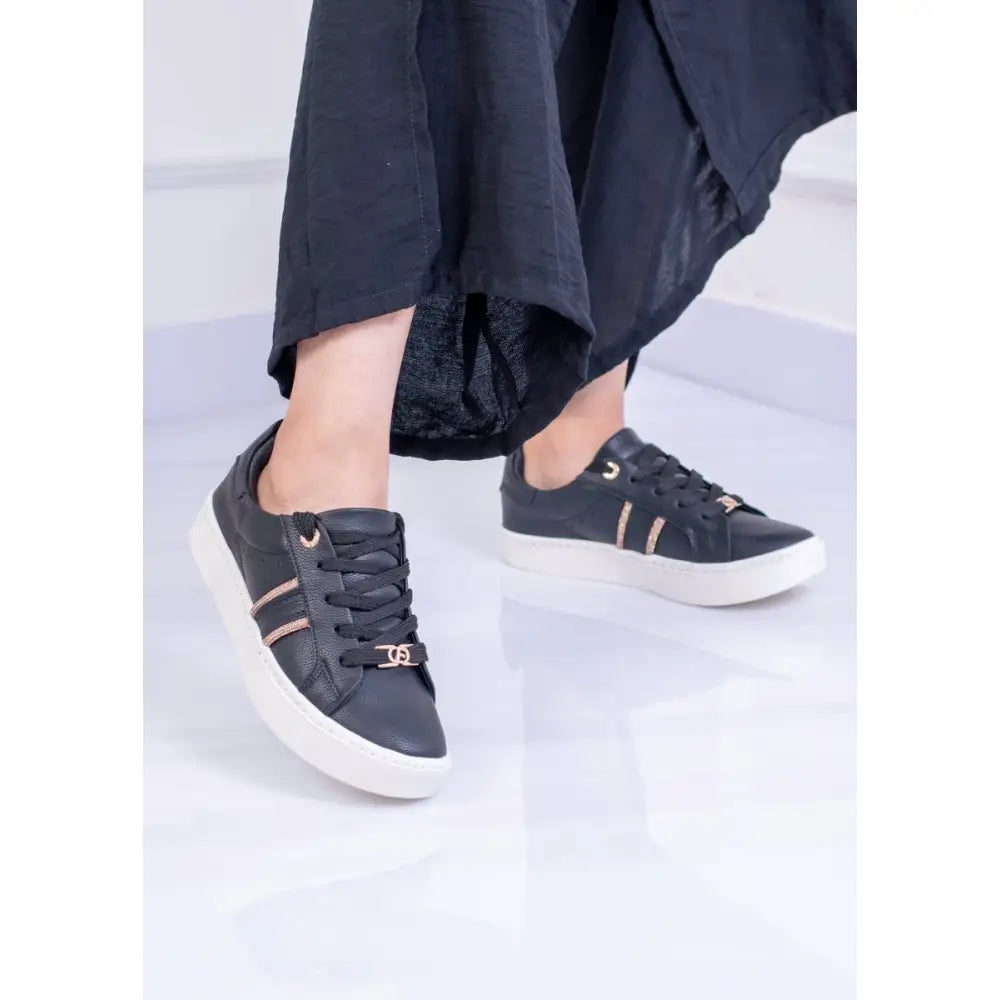 Tenis con Detalles Metálicos Cómodos Urbanos y Versátiles – JF0125