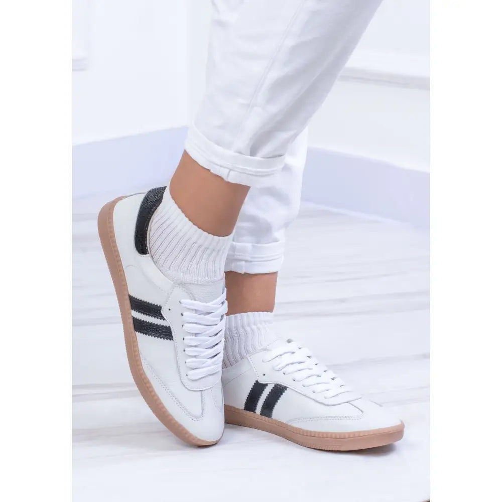 Tenis De Dama en Cuero Dos Lineas - TE25 con zapatillas blancas y suelas marrones