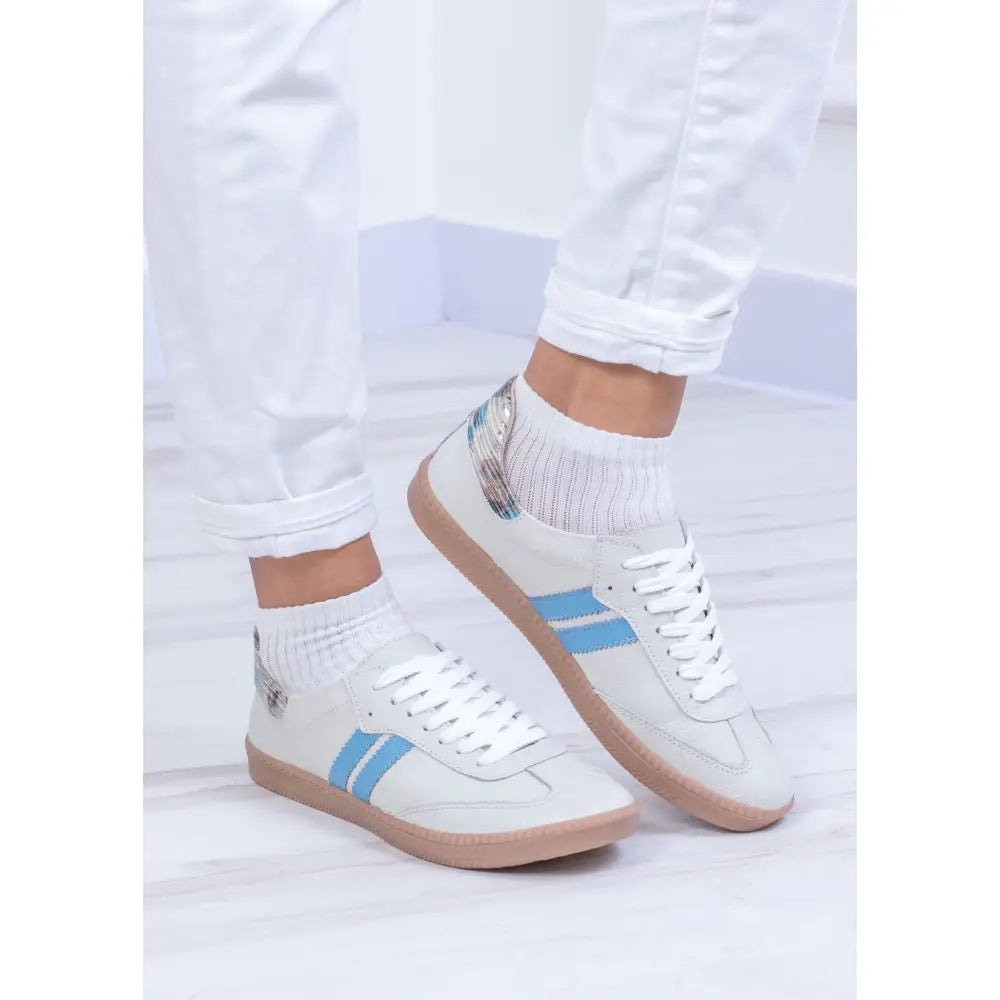Tenis De Dama en Cuero Dos Lineas TE25 con sneakers blancos y rayas azules