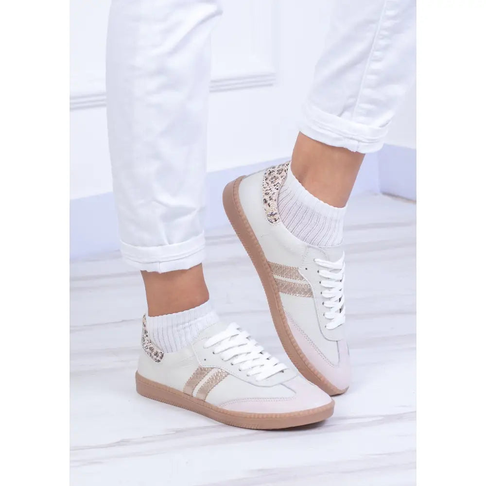 Tenis De Dama en Cuero Dos Lineas TE25 en color beige con detalles de estampado de leopardo