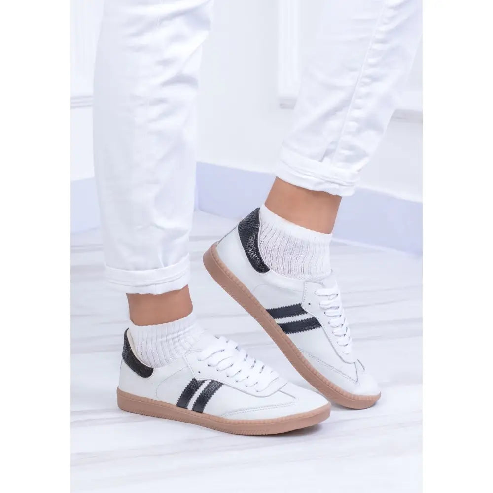 Tenis De Dama en Cuero Dos Lineas - TE25 con zapatillas blancas y rayas negras