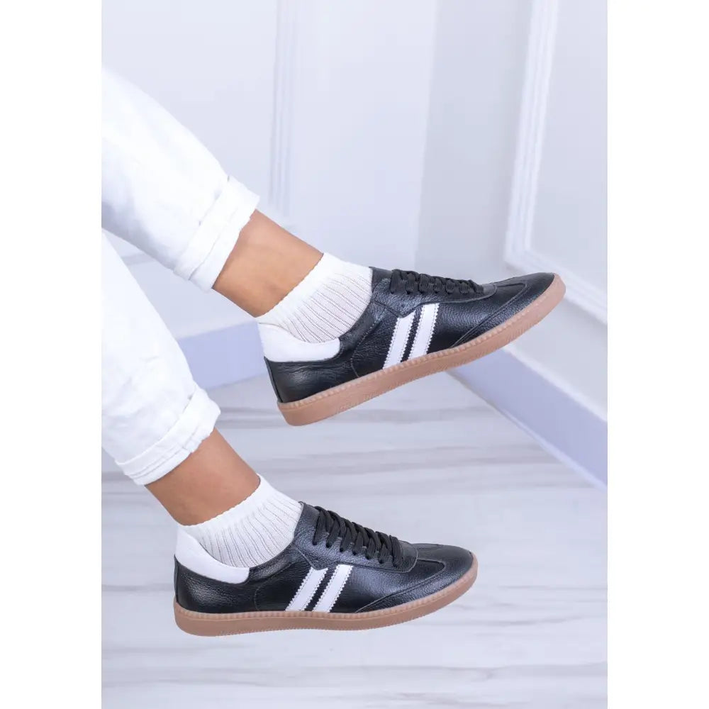Tenis de Dama en Cuero Dos Lineas - TE25 con sneakers de cuero negro y rayas blancas