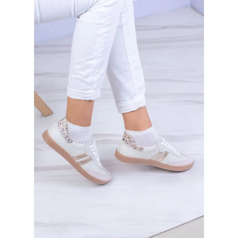 Tenis De Dama en Cuero Dos Lineas TE25, zapatillas blancas con suelas marrones y detalles de leopardo