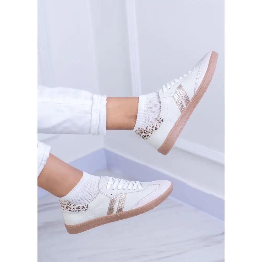 Tenis De Dama en Cuero Dos Lineas TE25 con detalles de oro y estampado de leopardo