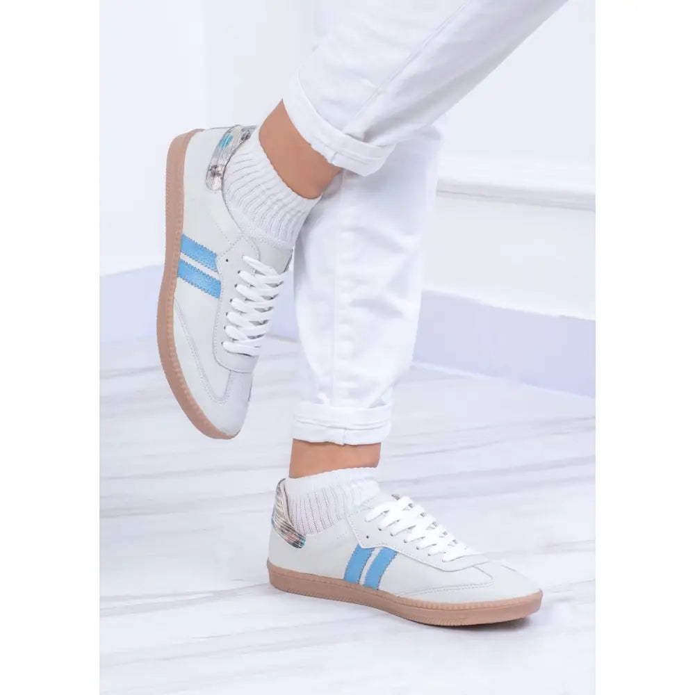 Tenis De Dama en Cuero Dos Lineas TE25 con sneakers blancos y rayas azules