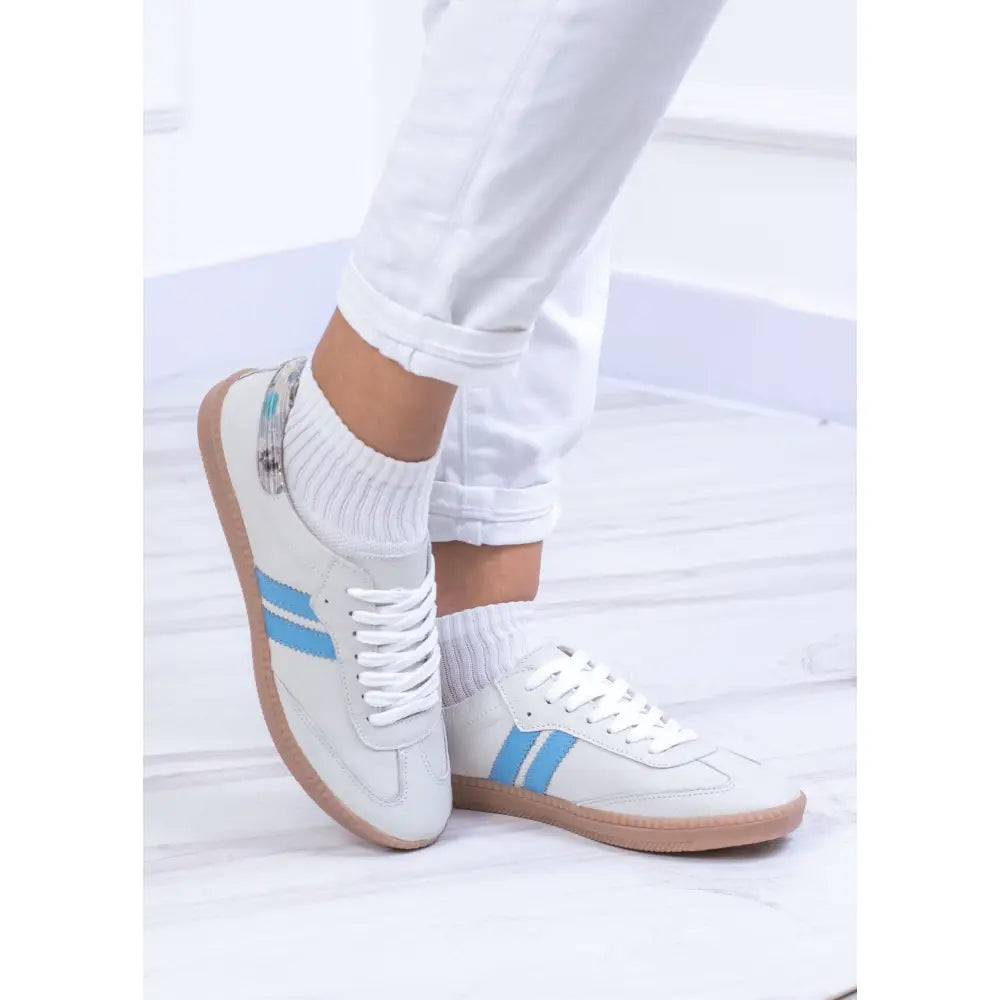 Tenis De Dama en Cuero Dos Lineas - TE25 con zapatillas blancas y rayas azules