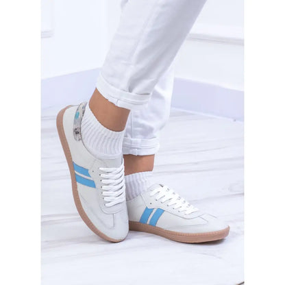 Tenis De Dama en Cuero Dos Lineas - TE25 con zapatillas blancas y rayas azules