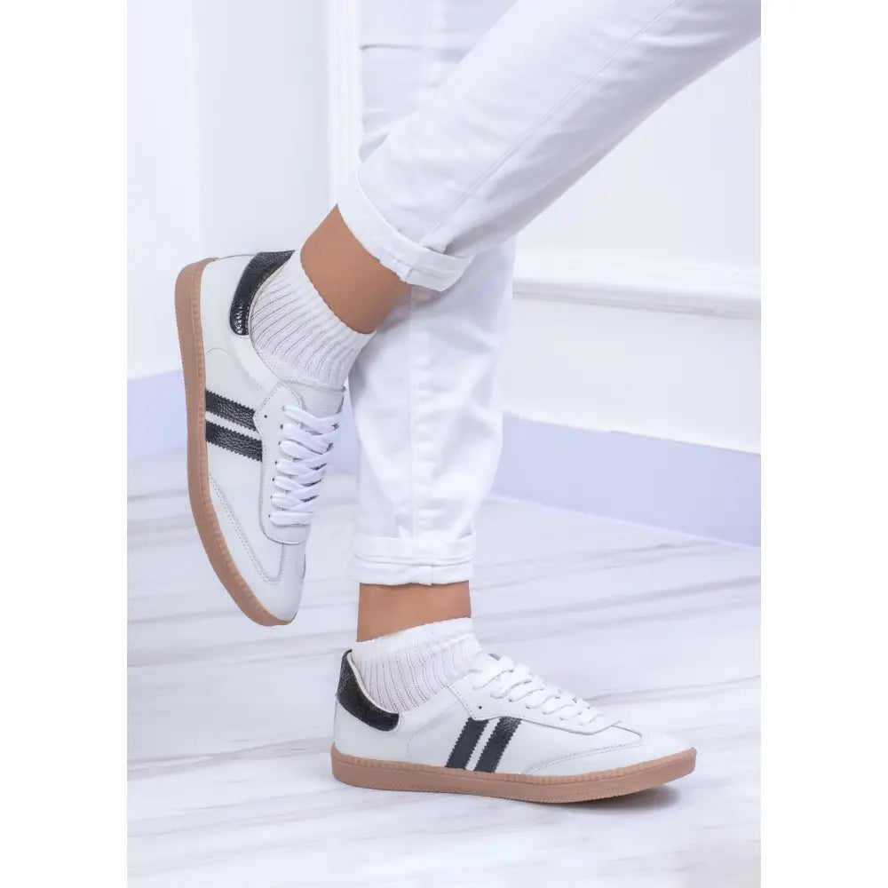 Tenis De Dama en Cuero Dos Lineas - TE25 con zapatillas blancas y rayas negras