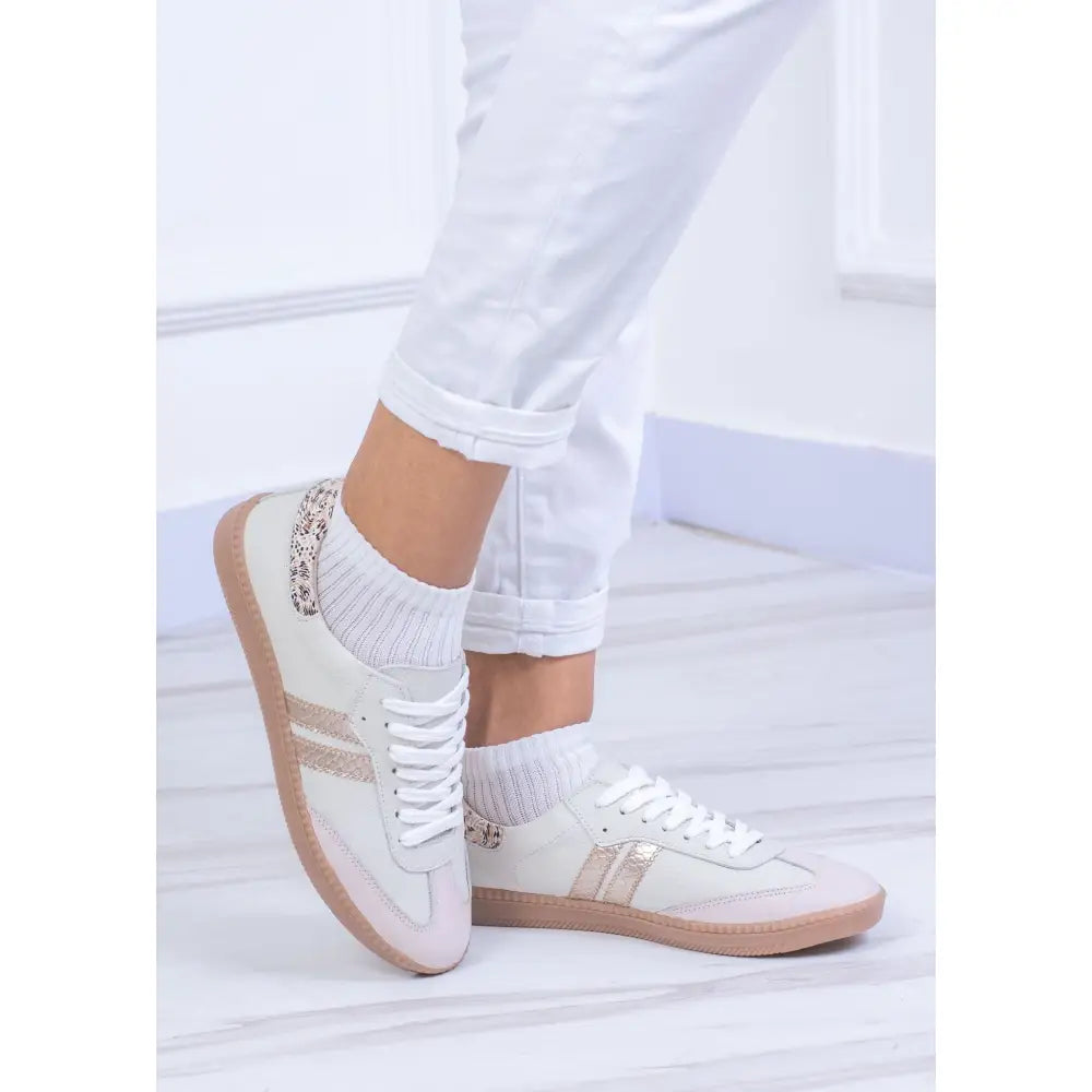 Tenis De Dama en Cuero Dos Lineas TE25 en color beige y blanco