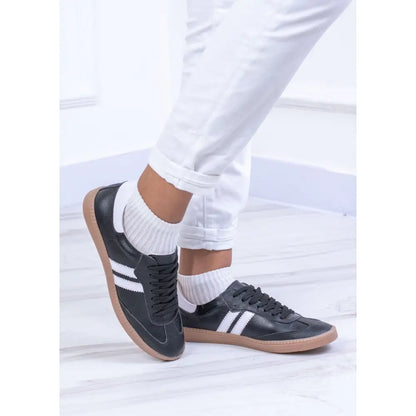 Tenis de dama en cuero con dos líneas blancas en zapatillas negras TE25
