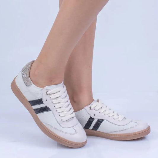 Tenis Deportivo de Moda en Cuero para Mujer TE25 con sneakers de cuero blanco y rayas negras