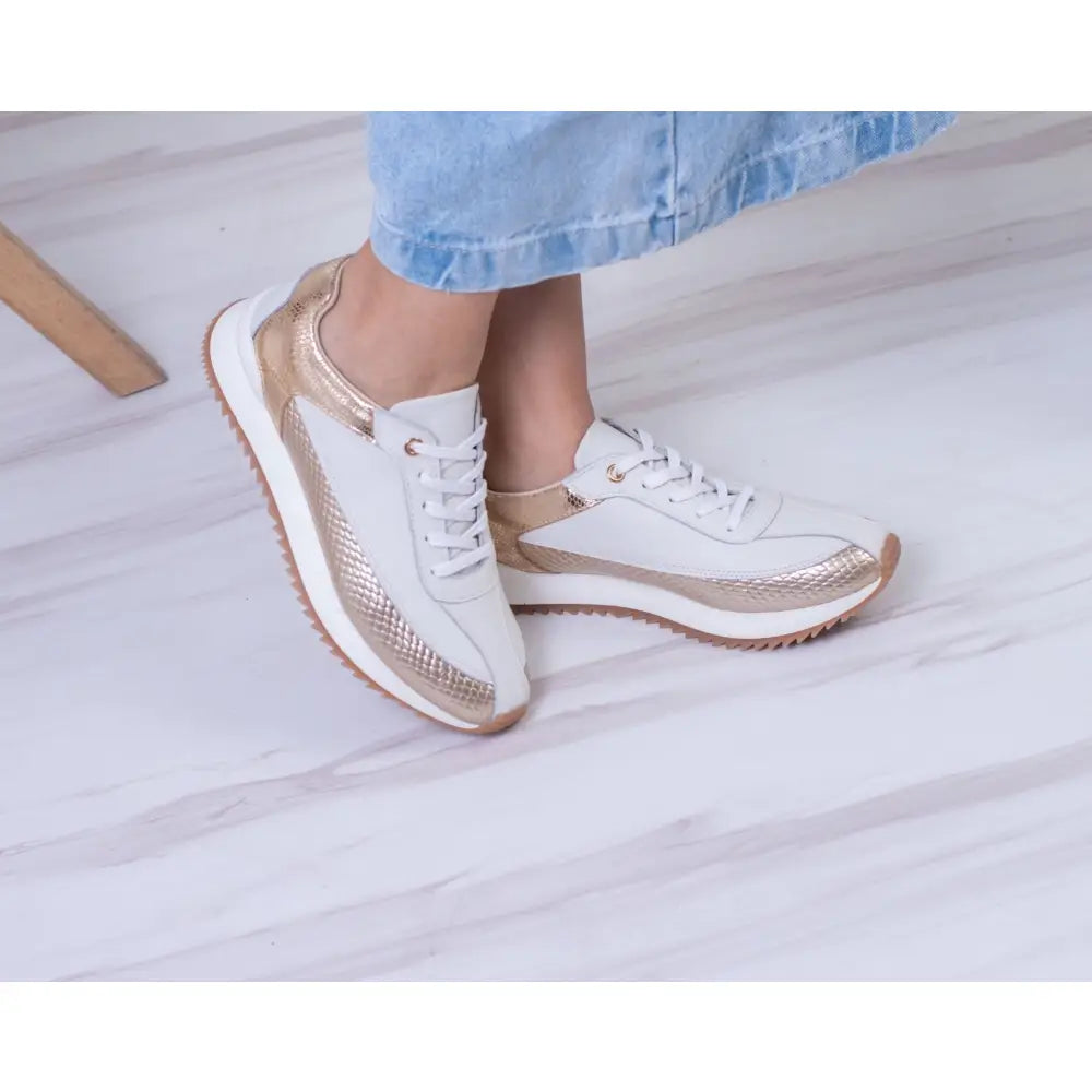Tenis Deportivo de Moda en Cuero Serpiente para Mujer TE622 en blanco y dorado