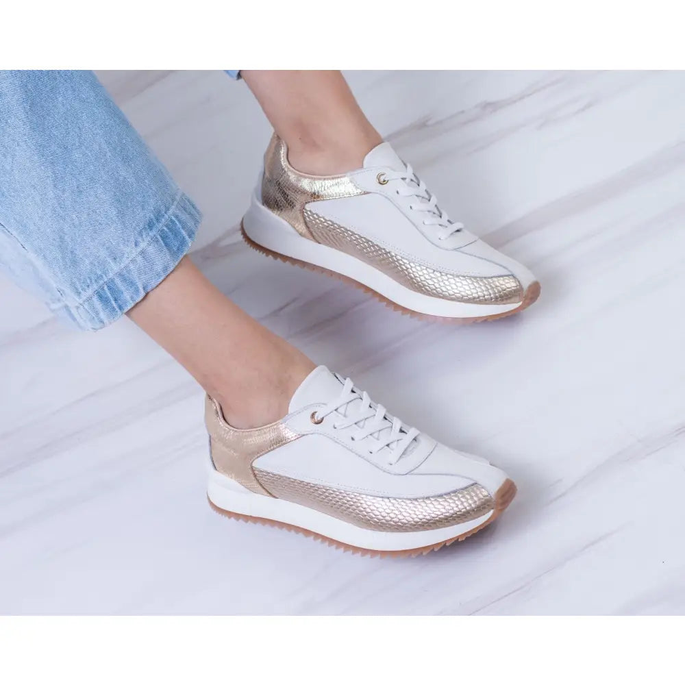 Tenis Deportivo de Moda en Cuero Serpiente para Mujer en color blanco y dorado