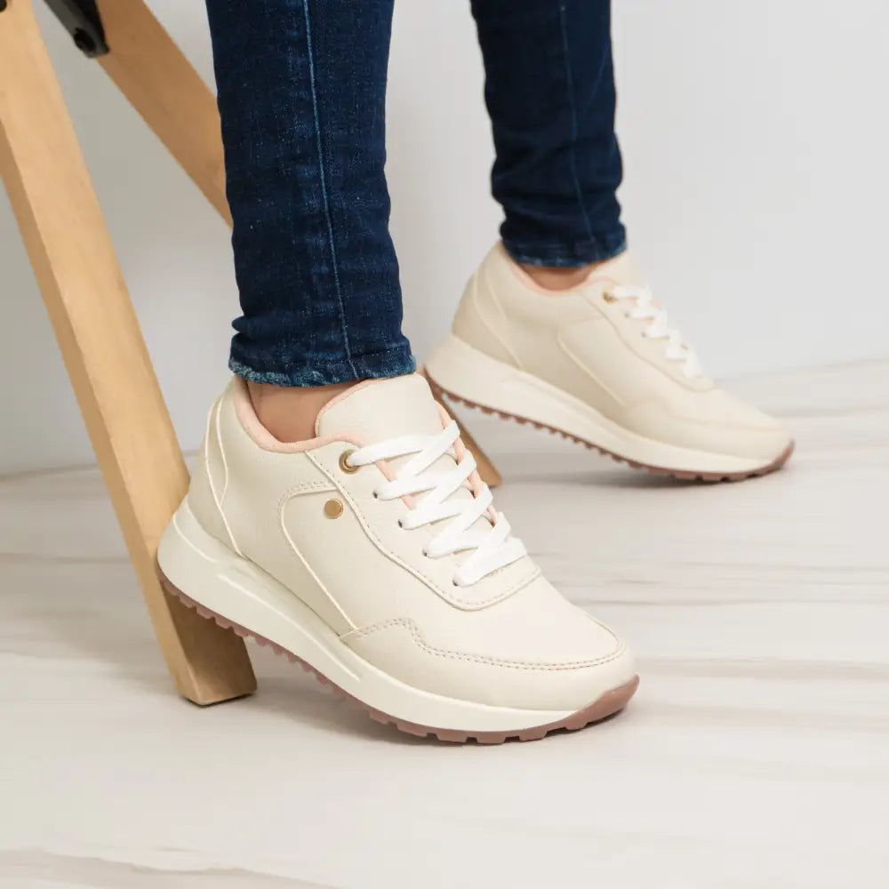 Tenis Deportivo de Moda GS086 en color beige con plataforma moderna y estilizada