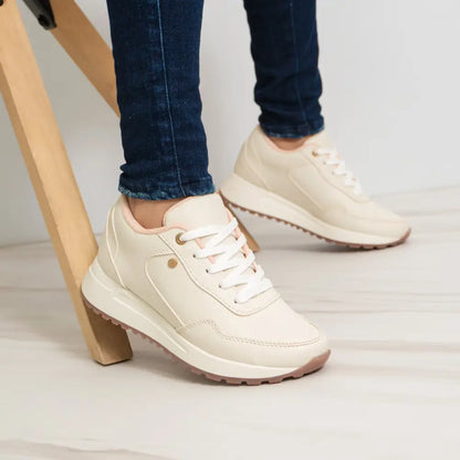 Tenis Deportivo de Moda GS086 en color beige con plataforma moderna y estilizada