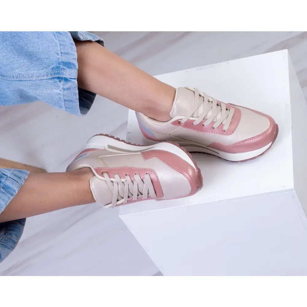Tenis Deportivo de Moda GS086 en tonos beige y rosa, ideales para un look contemporáneo