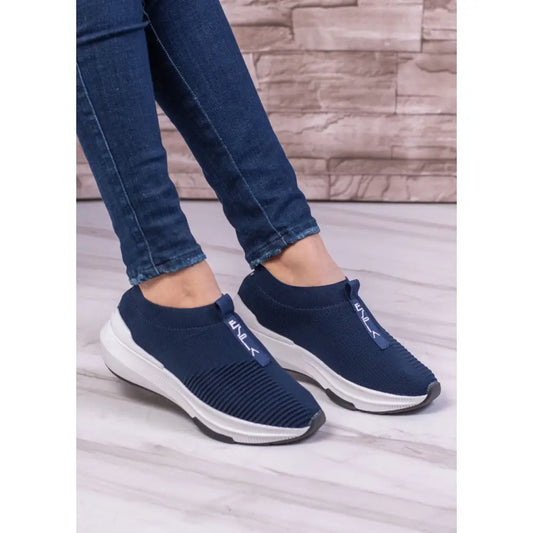 Tenis Deportivo de Moda JF01 en color azul marino con diseño cómodo y moderno