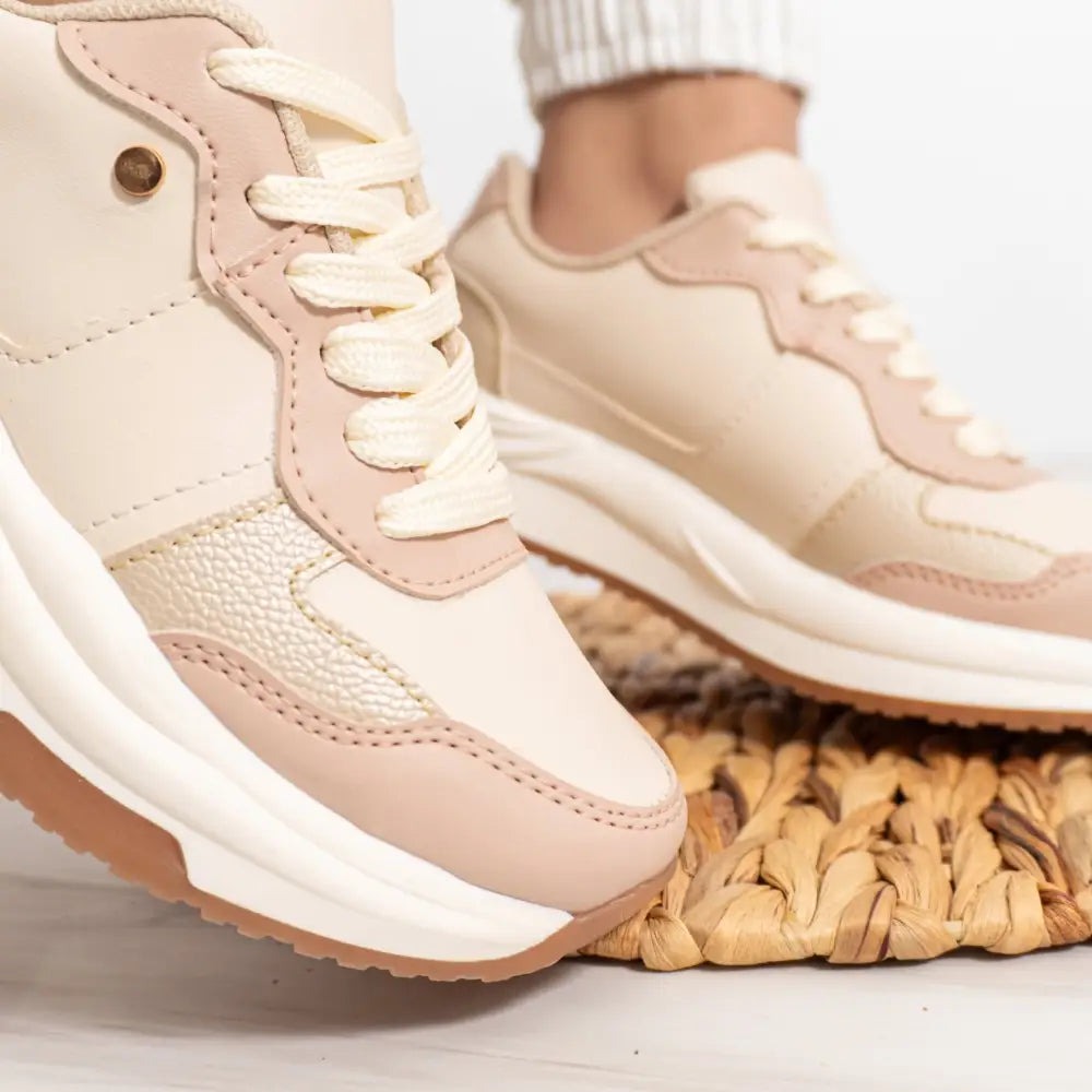 Tenis Deportivo de Moda para Mujer GS080 en colores beige y rosa con plataforma