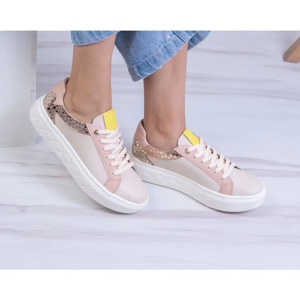 Tenis Deportivo en Cuero para Mujer TE612 en tonos rosa y beige